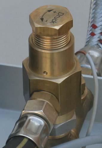 V cevi za kontrolo ravni vode (18) je nameščen tudi steklen plavač (18d) z magnetom. Nivojsko stikalo (18a) je privarjeno na cev za kontrolo ravni vode.