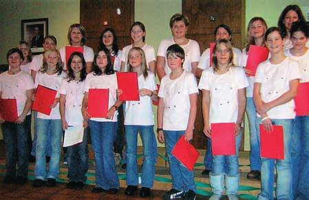 12 LETNO POROŒILO Mladinski zbor Jugendchor ANGELS Jeden Donnerstag um 17.45h, treffen wir uns im Pfarrhof zur Jugendchorprobe.