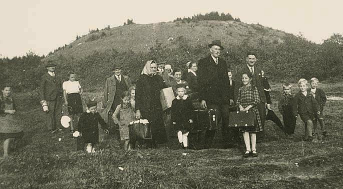 LETNO POROŒILO 15 Druæine jeseni 1944 na poti iz tabori œa Hesselberg na posestva Maresch v Niæji Avstriji. Na fotografiji vidimo med drugimi Sramsiœnikove ter druæino Œimæar iz Kotmare vasi.