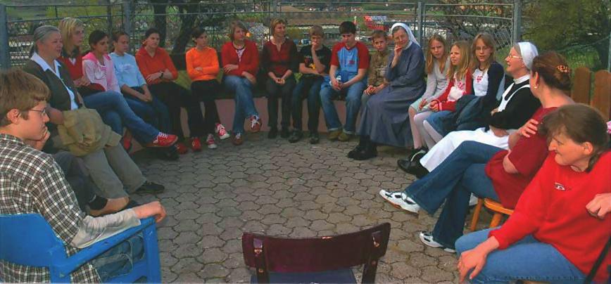 LETNO POROŒILO 19 Auch im Jahr 2005 wurde wieder eine große Gruppe Kinder auf das Sakrament der Hl. Firmung vorbereitet. Fast jeden Sonntag traf die Gruppe sich vor dem 2.