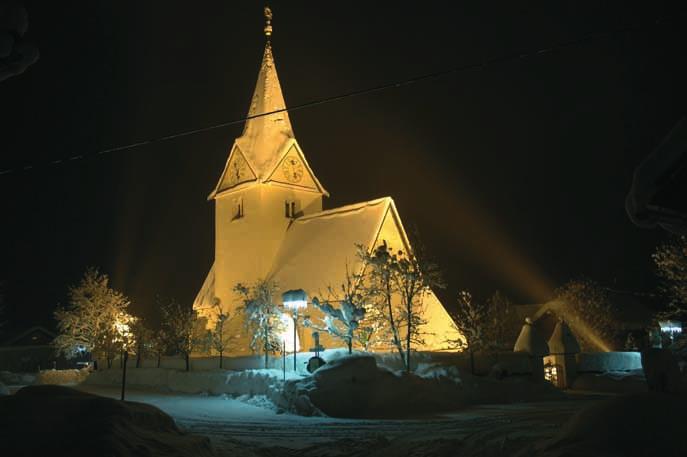 8 LETNO POROŒILO Farna cerkev Pfarrkirche Leta 2004 je renoviralo cerkev znotraj podjetje Orasch z Radi in leta 2005 je obnovila zunanj œino farne cerkve firma Egger iz Vrbe.