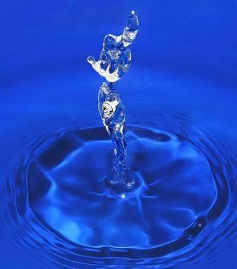 1. UVOD Voda je za nas zelo pomembna, saj brez vode ni življenja. Kar ¾ Zemljinega površje prekriva voda v različnih agregatnih stanjih (trdnem, tekočem in plinastem).