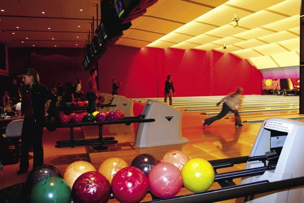 000 m 2 površine 28 bowling stez 31 biljardnih miz Zabaviščni center Arena Vodafone Live se razteza na površini 9.000 m 2 in leži v neposrdni bližini multikina Kolosej.