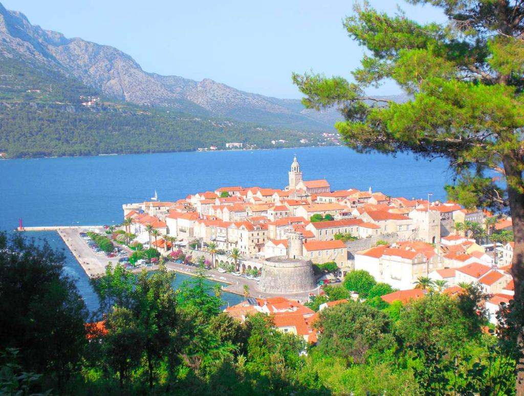 VREDNO OGLEDA Staro mestno jedro Korčule, ki je mala sestrica slavnega Dubrovnika Zaliv Pupnat in Bačva, kjer se nahajajo čudovite prodnate plaže Romantične umetnostne galerije in unikatne trgovinice
