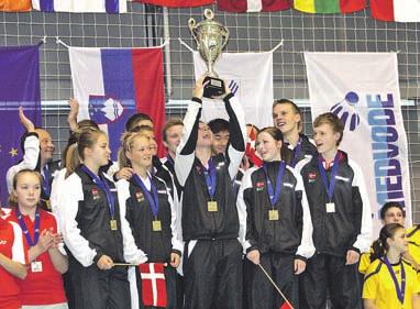 Mladi badmintonisti so tekmovali na šestih igriščih.