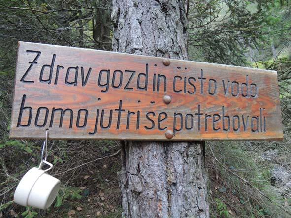 Slika 1: Tabla na poti na Veliko Poljano iz Povelj opozarja na trajnostni pomen