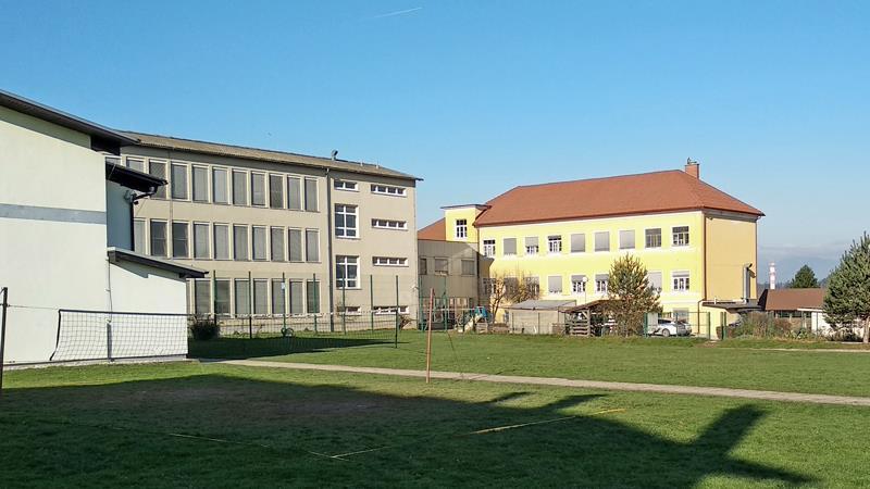 LOKACIJA IN OBSTOJEČA STAVBA Fotografije prikazujejo lokacijo predvidenega prizidka (vzhodna stranica osnovne šole).