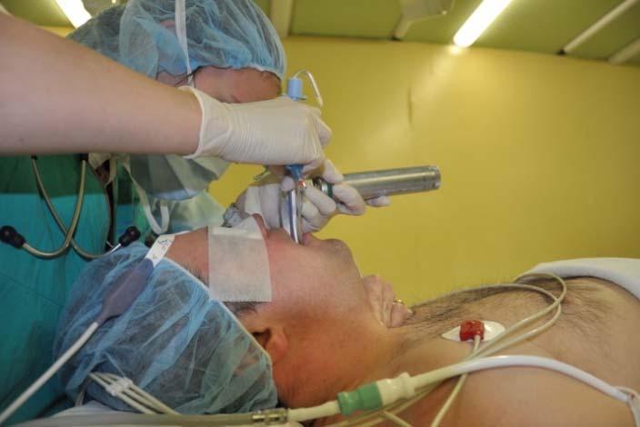 Slika 4: I gel SAPNIČNI TUBUS (ENDOTRAHEALNA INTUBACIJA) Endotrahealna intubacija je vstavitev dihalne cevke v bolnikov sapnik zaradi zaščite dihalne poti bolnika in izvajanja nadzorovanega