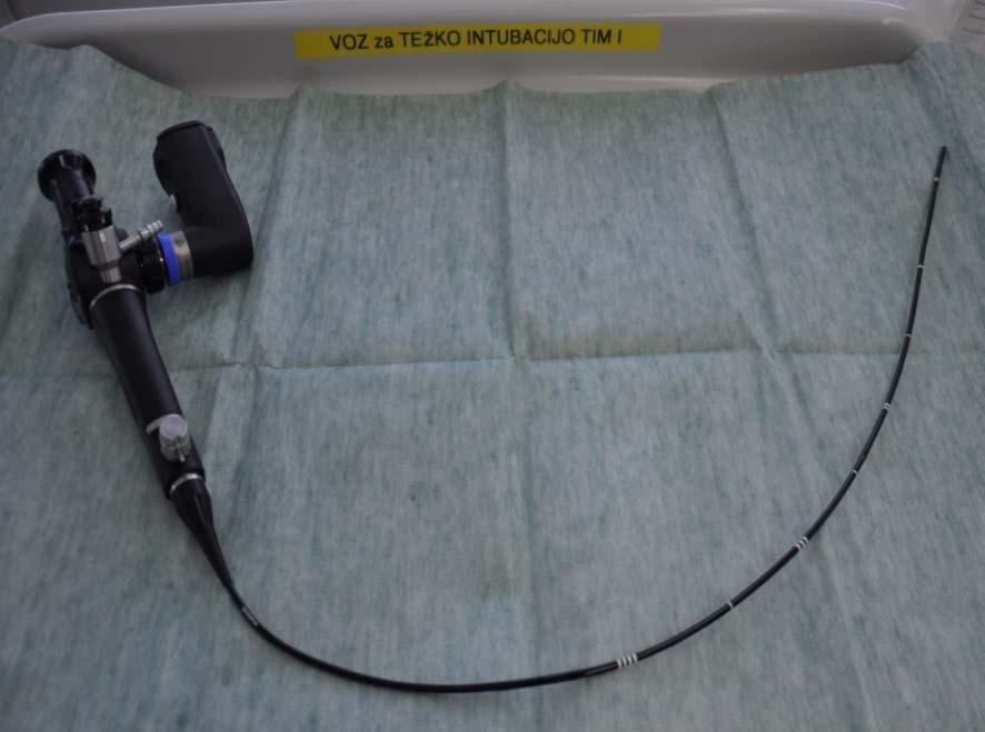 INTUBACIJA S FIBEROPTIČNIM BRONHOSKOPOM V vseh primerih težke intubacije je intubacija s fiberoptičnim bronhoskopom danes zlati standard (slika 11).