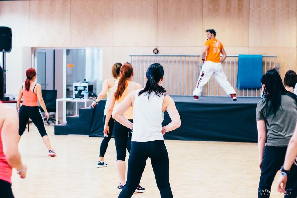 MODUL 3 Osnovna stopnja - skupinska fitnes vadba: - osvojitev osnovnih znanj za tehnično pravilno izvajanje vaj in uporabo pripomočkov pri skupinski fitnes vadbi; - gibanje ob glasbi s koreografskimi