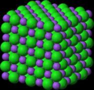 7. NLOG 7.1 Na sliki je model zgradbe natrijevega klorida na ravni delcev. Kakšna je vez med delci natrija in klora v natrijevem kloridu? Nepolarna vez. 14,6 Kovalentna vez.