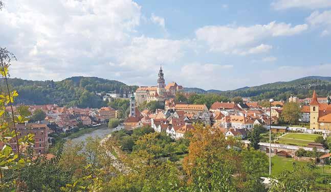 Češki Krumlov, manjše slikovito mesto na jugu države, ki ima okoli 14 tisoč prebivalcev, letno obišče več kot dva milijona turistov.