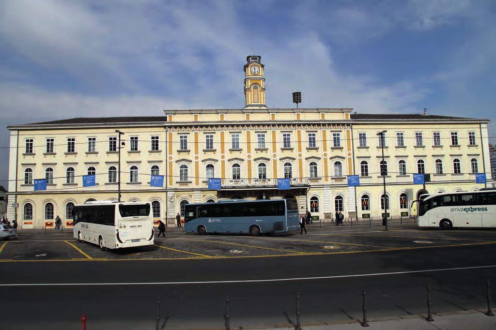 NAŠE POSTAJE Železniška postaja Ljubljana Mogočna postajna zgradba Železniška postaja Ljubljana predstavlja najpomembnejše železniško križišče v državi in je vpeta v nekatere mednarodne blagovne