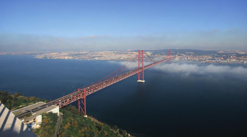 Ob reki Tejo so zgradili hotel v obliki jadra kot dubajski Buri Al Arab, Most 25. aprila pa spominja na znameniti most Golden Gate v San Franciscu.