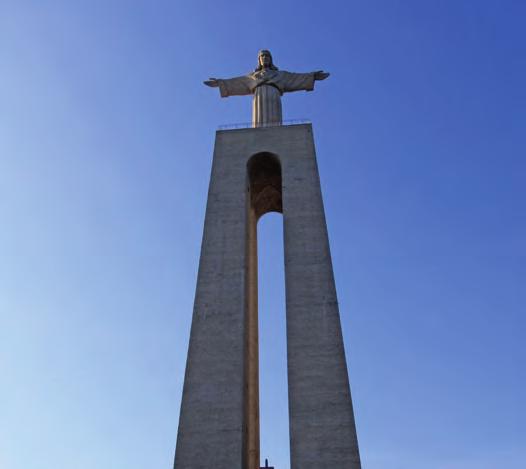 SREČANJA, IZLETI Železniška postaja Orient v Lizboni (Foto: Edvard Kostić) Kip Kristusa kralja z razgledno ploščadjo (Foto: Darko Krajnc) Z gondolo v center mesta (Foto: Edvard