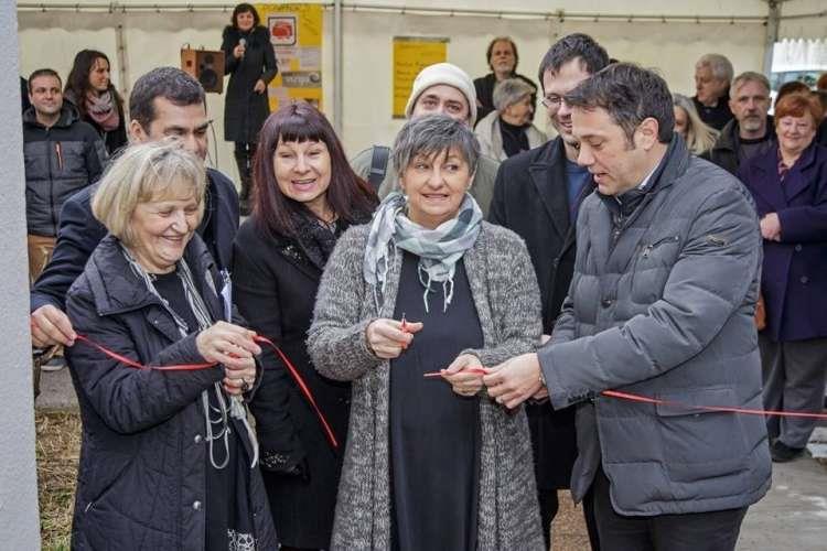 2016 19.14 V Humanitarnem centru na Bidovčevi ulici v Novi Gorici so slovesno odprli pro bono ambulanto.