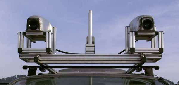 44 Slika 23: Snemalni sistem s kamerama XM1 (sredinski drog je namenjen pričvrstitvi GPS antene) Kameri XM1 sta postavljeni v stereo snemalni sistem s fiksno bazo 1 m.