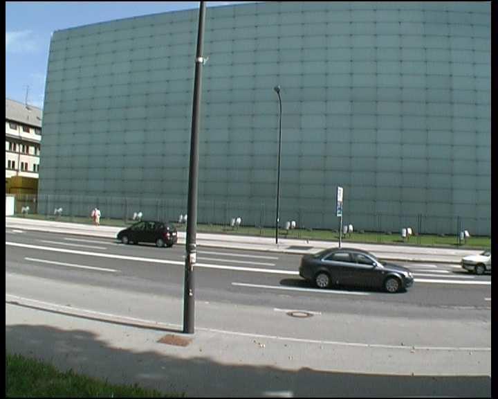 45 Slika 24: Posnetek A Na posnetku B operater v ospredju počasi premika tarče skozi območje preklopa kamer.