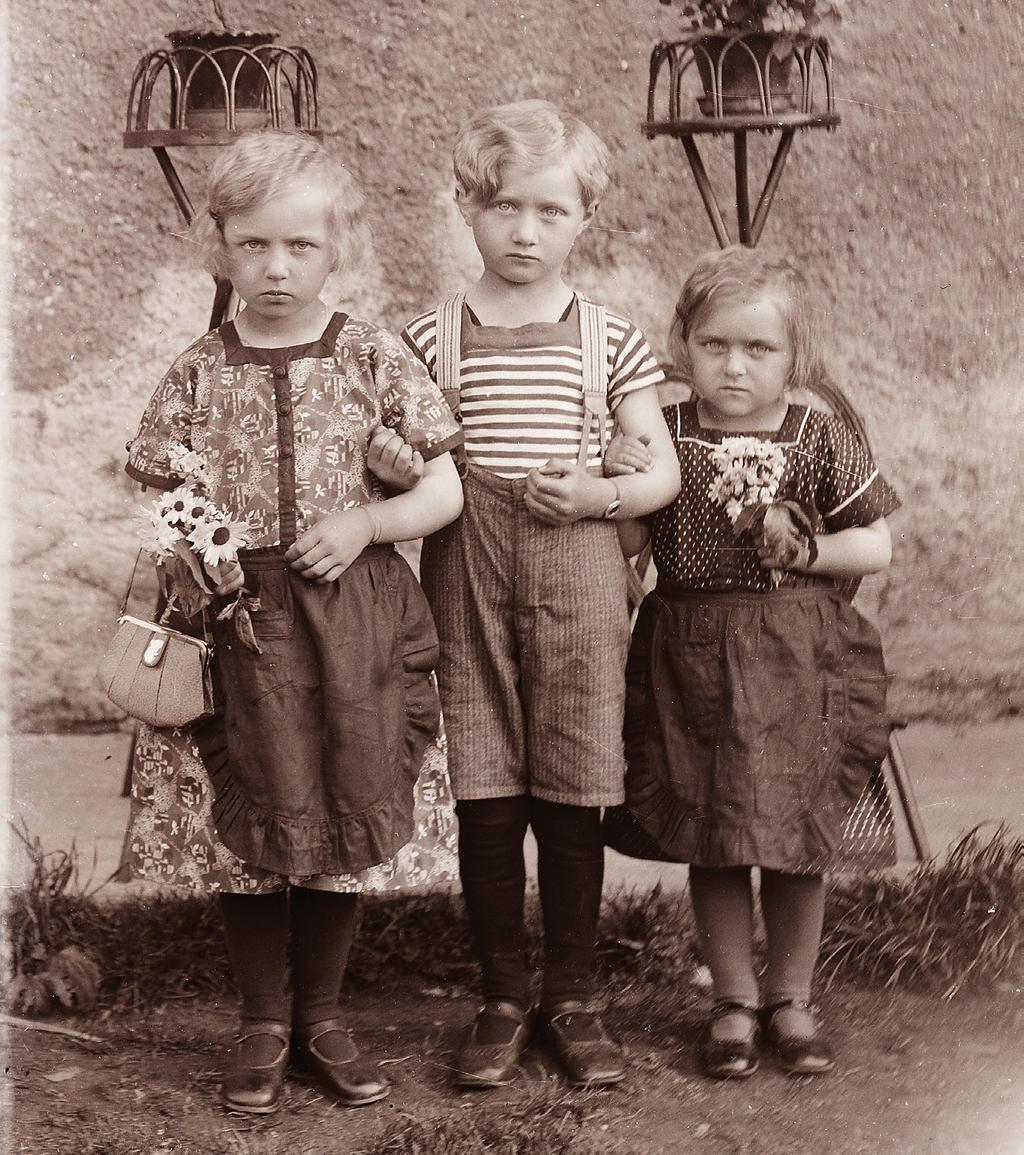Posebna otroška moda se je začela razvijati že v začetku 19. stoletja in se je potem razvijala sočasno z oblačilno modo odraslih.