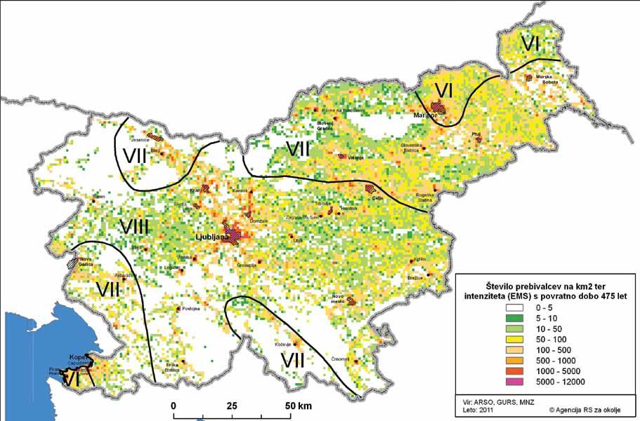 Karta potresne intenzitete Slovenije 121 Slika 6: Število prebivalcev na km2 in ocenjena potresna intenziteta za