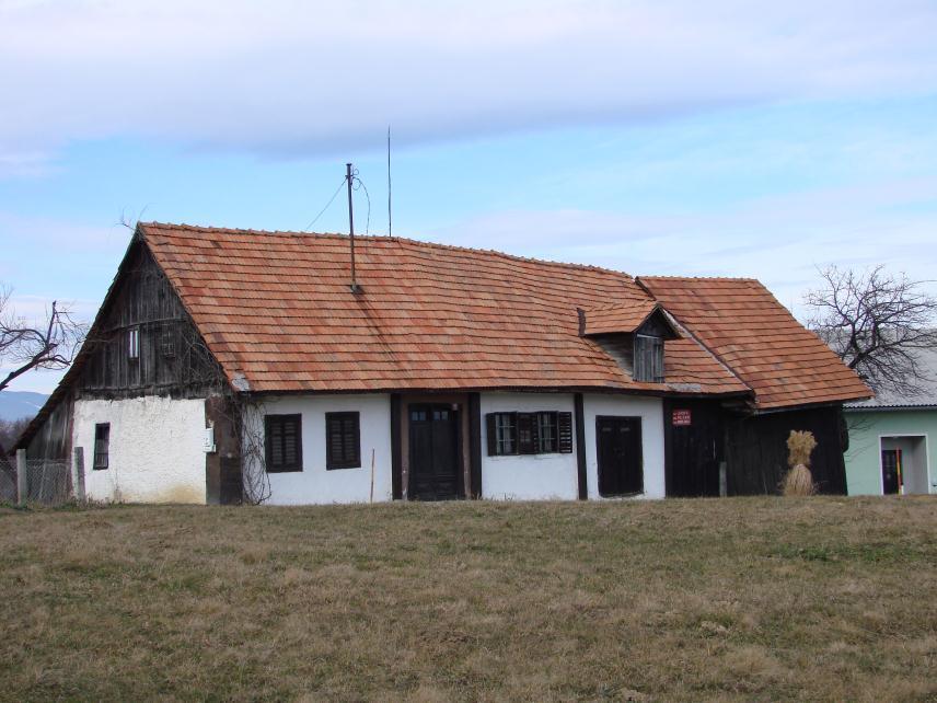 2.2.6 Senegačnikova cimprača Senegačnikovo cimpračo so zgradili sredi 19. stoletja s hrastovimi tramovi, ki so v notranjosti hiše prekriti s trstiko in ometom.