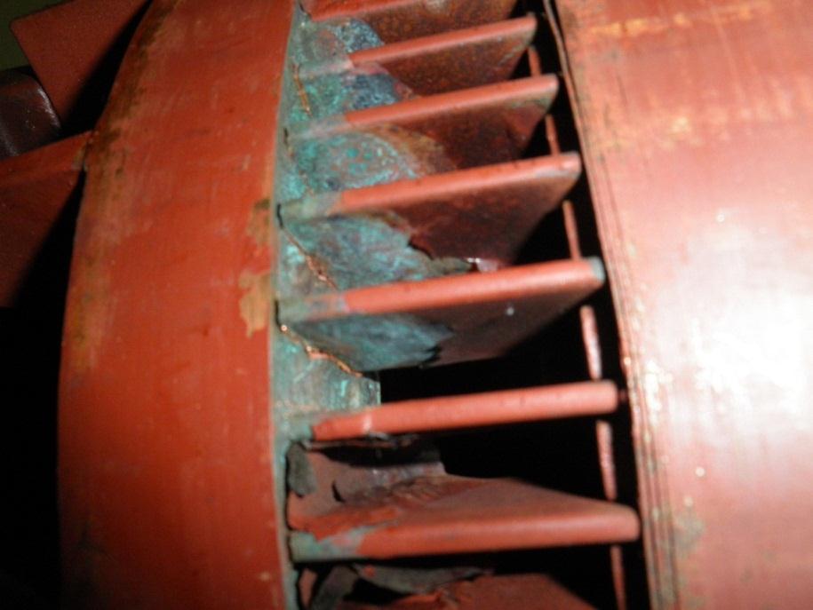 Slika 4.4: Poškodovane palice kratkostične kletke rotorja elektromotorja 75 kw 4.2.