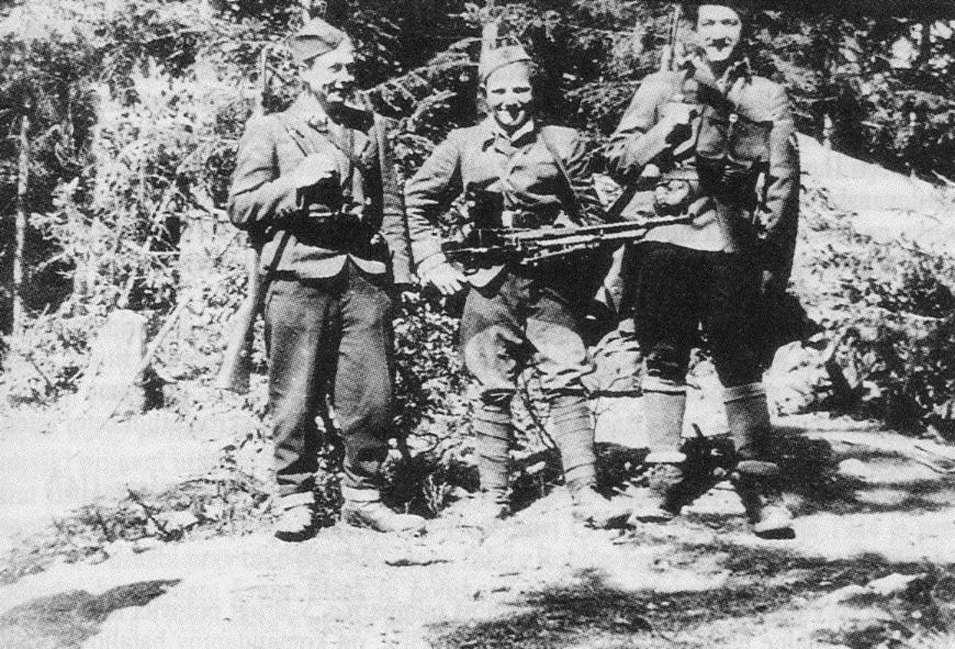 Posamezniki so prostovoljno odšli v gozdove prve partizanske čete. 3. Kdo so bili partizani Prvi partizani so bili predvsem komunisti. Najbolj izkušeni so prihajali iz vrst španskih borcev.
