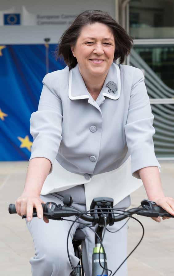 40 POG ED 2020 Violeta Bulc FOTO: Georges Boulougouris Evropska komisarka za promet (2014 2019) Podjetnica in svetovalka na področju razvojnih in inovacijskih strategij.