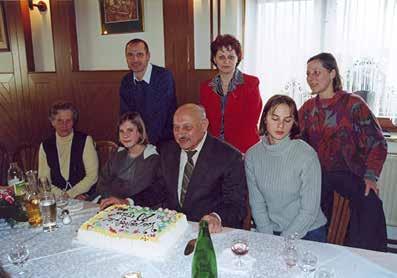PRIČEVANJA Avtor zapisa Drago Košir z ženo in svojci leta 2001 praznuje 80-letnico; desno: zaselek Jelovec pri Sodražici v upodobitvi Draga Koširja.