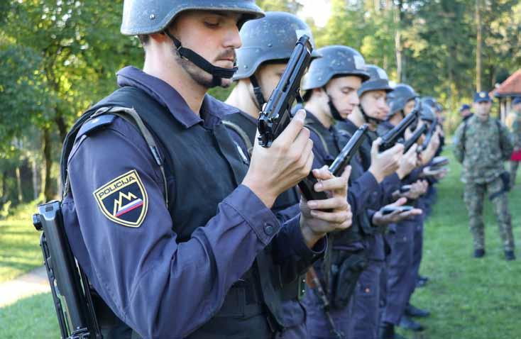 Izobraževanje Usposabljanje kandidatov za policiste v Gotenici Praktično urjenje policijske taktike od postroja in čiščenja orožja do orientacije, postopkov v prometu, intervencije pri ropu in poleta