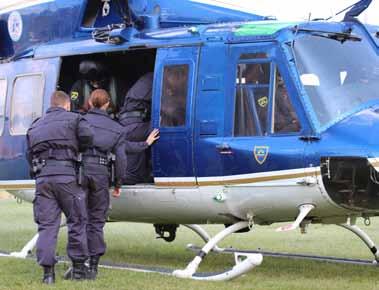 Med praktičnim usposabljanjem je bilo izvedeno tudi strokovno usposabljanje z naslovom Izvajanje policijskih 50 nalog z uporabo helikopterjev osnovno usposabljanje, modul A.
