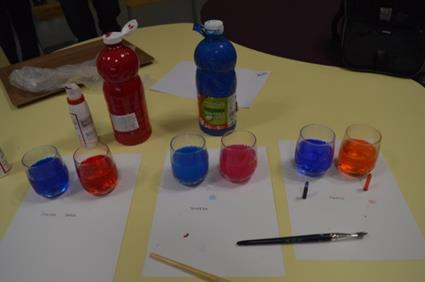 Slika 22: Preizkušanje različnih vrst barvil. Slika 23: Izbrala sva jedilno barvo (levo). Najprej sva se lotila modrega toka.