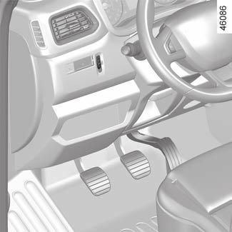 NASTAVITEV SVETLOBNEGA SNOPA ŽAROMETOV (1/2) Obremenitev Položaj upravljalnega gumba Voznik sam 0 A Voznik in dva sopotnika ter natovorjen prtljažni prostor (1) Samo voznik in natovorjen prtljažni