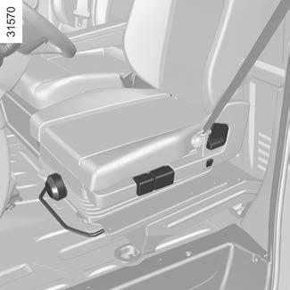 PREDNJI SEDEŽI (2/3) Ogrevanje sedeža (pri nekaterih izvedenkah vozila) Pri vključenem kontaktu pritisnite stikalo 8, lučka v stikalu se prižge.