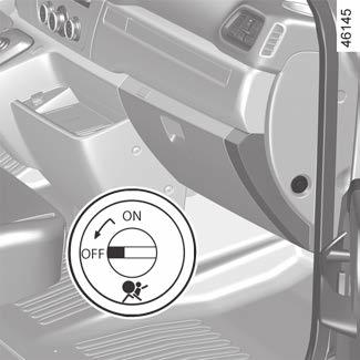 VARNOST OTROK: izklop, vklop AIRBAG na sovoznikovi strani (1/3) 1 2 Sovoznikovo airbag lahko vklopite ali izklopite le pri zaustavljenem vozilu in izključenem kontaktu.