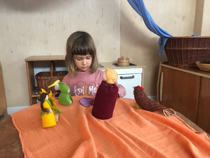 Zelo zanimiv primer lutkovne predstave se mi je zdel tudi ta, ko je deklica K. mizo v kuhinjskem kotičku prekrila z blagom in nanjo položila zelo veliko vrst namiznih lutk.