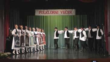 V petek, 23. junija, so folkloristi iz Velikih Lašč pripravili Folklorni večer, na katerem so se predstavili s svojim novim programom z naslovom Plesi z Notranjske.