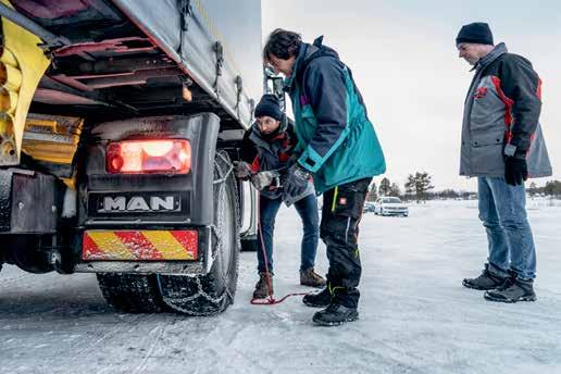 NA POLEDENELIH CESTAH Vremenski pogoji vplivajo na vozne lastnosti vozila in počutje voznika v kabini. Vsako leto se okoli 250 zaposlenih s 50 vozili odpravi na zimska testiranja na Švedsko.