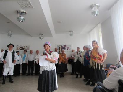 Mešani pevski zbor pa je večkrat ubrano in živahno zapel najprej slovensko in nato hrvaško pesem. Program je popestrila še instrumentalna glasba. Pesnica ga.