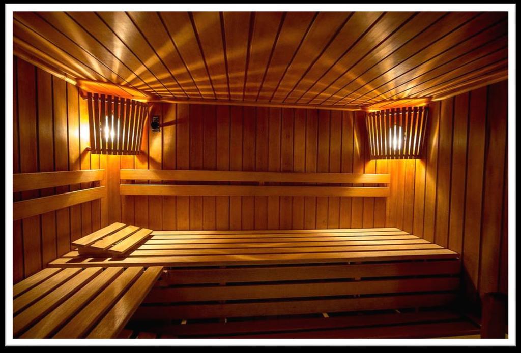 Slika 3: Tipična notranjost finske savne - lesene klopi v dveh nivojih, ki omogočajo sedenje ali ležanje. Pravilno finsko savnanje: krog savnanja začnite v potilni kabini, kjer ogrejete svoje telo.