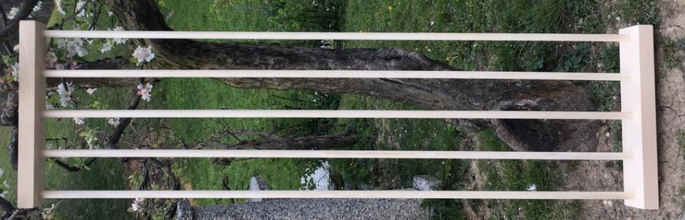1. korak: Vzamemo dva kosa lesa dimenzij 50 cm x 10 cm x 5 cm in pet oţjih okroglih palic premera 3 cm in višine 160 cm.
