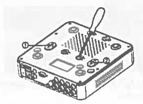 Namestitev kamere: 1. Na konektor za anteno privijte priloženo anteno. 2. Odstranite ploščico, ki ščiti odprtino za microsd kartico, ter vstavite kartico. 3. Na strop namestite priloženo predlogo. 4.