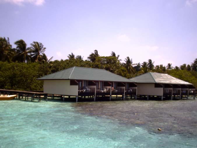 Slika 11: Vodni bungalovi na turističnem otoku Embudu Fotografirala: Polona Zapušek