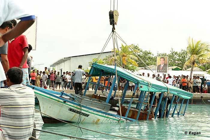 Slika 22: Na Maldivih je bilo močno prizadeto tudi ribištvo, saj je bilo uničenih mnogo čolnov Vir: Egan, 2005 Pojavljajo se tudi okoljski problemi. Korale so zelo občutljive na onesnaževanje.