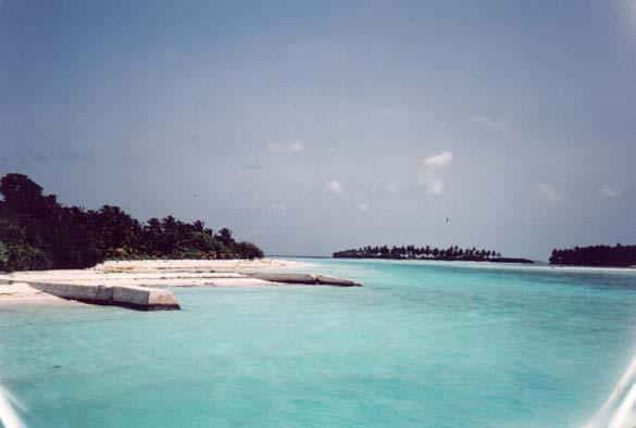 Otok Kandooma je eden izmed najhuje prizadetih turističnih otokov.