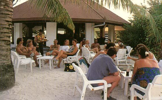 Slika 30: Bar na Kandoomi pred tsunamijem Vir: Resorts of Maldives, str.