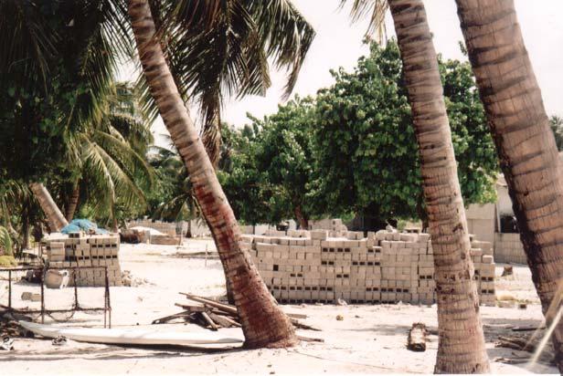 Slika 39: Gradnja nove stanovanjske soseske, ki jo je v celoti odplaknil tsunami na otoku Maafushiju Fotografirala: Polona Zapušek Domačinski otok Maafushi je bil eden izmed bolj prizadetih