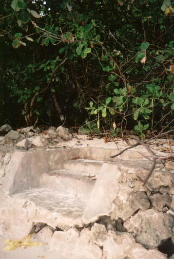 Slika 43: Poškodovane stopnice Fotografirala: Polona Zapušek Na sliki (slika 43) so poškodovane stopnice na turističnem otoku