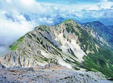 Da, prav ste prebrali. So najdaljša gorska veriga v Sloveniji. Sleme Karavank z njihovim najvišjim Stolom (2236 m n. m.) se začne pred Trbižem in se vleče proti Slovenj Gradcu do Pece (2125 m n. m.) in Uršlje gore (1699 m n.