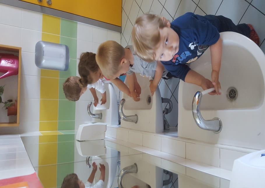 SKRB ZA OSEBNO HIGIENO Otroke smo navajali na temeljito in dosledno umivanje rok.